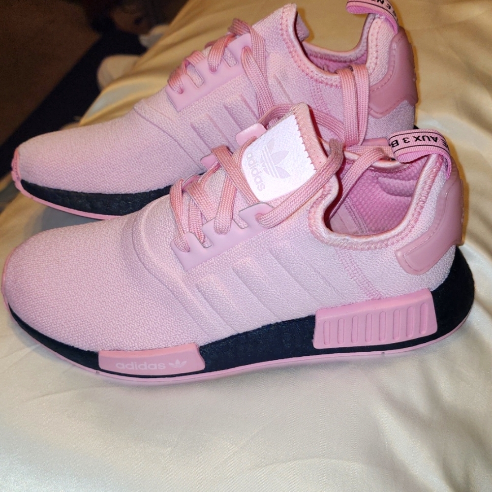 Wmns Adidas NMD R1